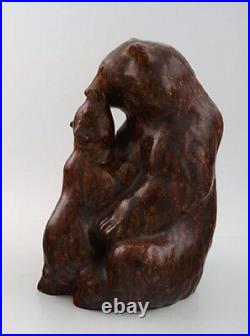 Arne Bang 1901-1983. Figure in stoneware, brown bear with cub