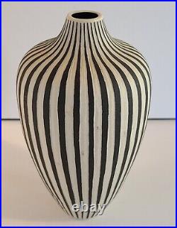 Leslie Kent Thompson California Art Studio Pottery Pot Etched Design