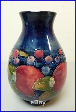 STUNNING WILLIAM MOORCROFT ART POTTERY POMEGRANATE 9.25 VASE, c. 1928-49