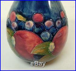 STUNNING WILLIAM MOORCROFT ART POTTERY POMEGRANATE 9.25 VASE, c. 1928-49