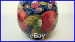 STUNNING WILLIAM MOORCROFT ART POTTERY POMEGRANATE 9.25 VASE, c. 1928-49