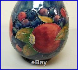 STUNNING WILLIAM MOORCROFT ART POTTERY POMEGRANATE 9.25 VASE, c. 1928-49