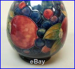 STUNNING WILLIAM MOORCROFT ART POTTERY POMEGRANATE 9.25 VASE, c. 1928-49