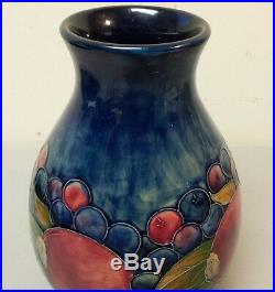 STUNNING WILLIAM MOORCROFT ART POTTERY POMEGRANATE 9.25 VASE, c. 1928-49