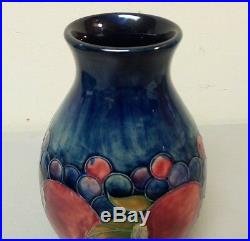 STUNNING WILLIAM MOORCROFT ART POTTERY POMEGRANATE 9.25 VASE, c. 1928-49