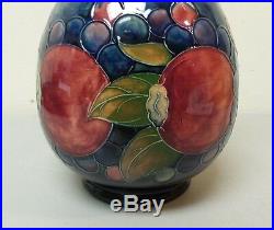 STUNNING WILLIAM MOORCROFT ART POTTERY POMEGRANATE 9.25 VASE, c. 1928-49